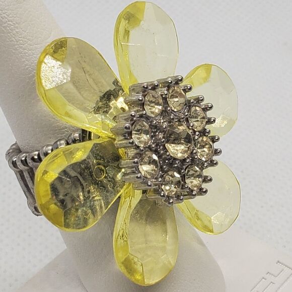 Stretchy Yellow Flower Ring - Picture 3 of 6